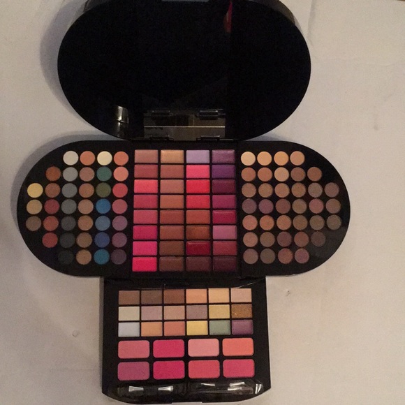 Christian Siriano Other - Christian Siriano All Eyes on You makeup 130 pc